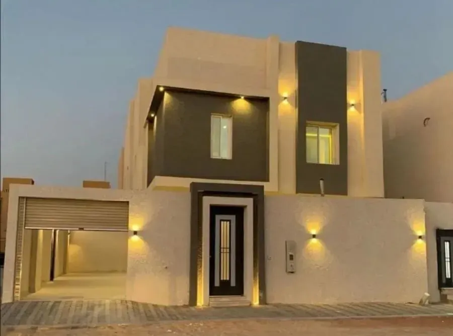 تشطيب واجهة مجمع بالرياض